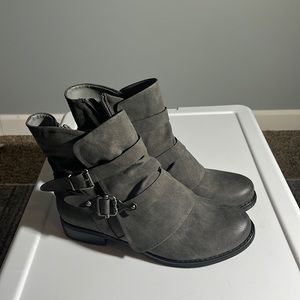 Jellypop gray distressed bootie - size 8
